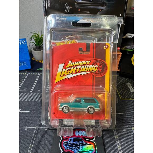 Johnny Lightning 1993 GMC Typhoon - Picture 3 of 3